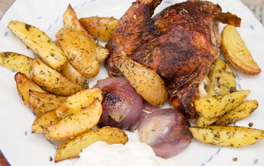Gegrilltes Hähnchen mit Rosmarinkartoffeln