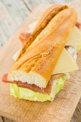 Panino al prosciutto crudo, formaggio e lattuga