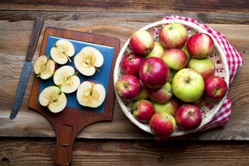 Naturalne wiejskie jabłka na drewnie