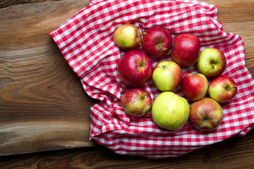 Naturalne wiejskie jabłka na drewnie