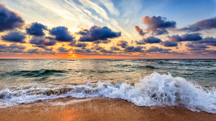 Panele Szklane  Dramatyczny wschód słońca na tropikalnej plaży