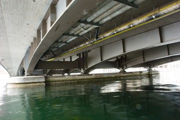 Obraz premium Unter einer Brücke