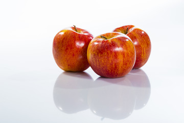 pommes sur fond blanc