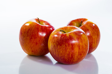 pommes sur fond blanc
