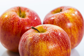 pommes sur fond blanc