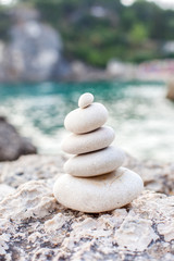 Fototapeta na wymiar Balance stone on sea coast. Zen rocks on the beach 