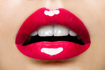 Naklejka premium piękne czerwone usta kobiece z brokatem