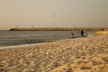 Plaża w zatoce o zachodzie słońca