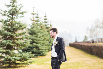 Fototapeta na wymiar groom in autumn park at a wedding day