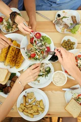 Crédence de cuisine en verre imprimé Pique-nique Friends passing plate with tasty salad on picnic