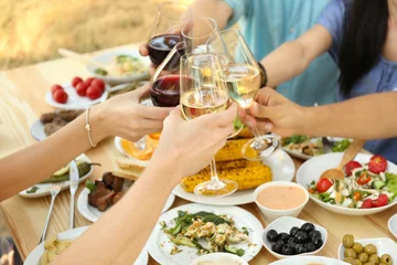 Fotobehang Picknick Vrienden juichen met glazen wijn op picknick