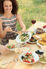 Obraz na płótnie Canvas Friends eating on picnic
