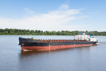 River cargo ship goes along the Volga River © Stanislav Komogorov