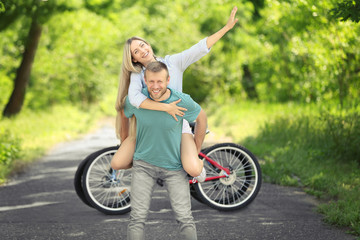Obraz na płótnie Canvas Happy couple with bicycles in the park