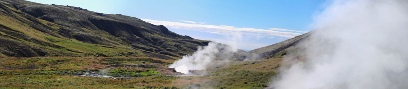 Island - Landschaftspanorama mit heißen, dampfenden Quellen