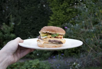Deurstickers buiten eten, huisgemaakte hamburger met kaas van de barbecue © monicaclick