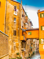 Fototapeta na wymiar hidden canals of Bologna