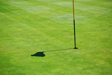 Obraz premium Flag shadow on the golf field