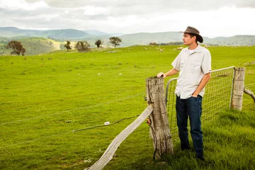 Foto op Plexiglas Aussie farmer looking out over a sheep paddock © Jandrie Lombard