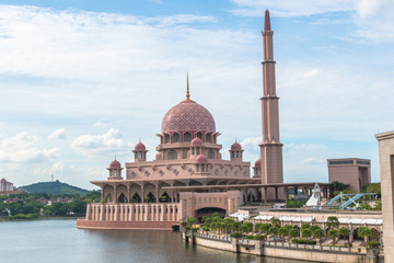 Fototapeta na wymiar Putra Mosque in Putrajaya.