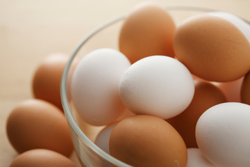 器に入った卵
