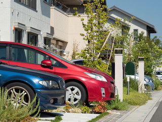 住宅街に並んだ乗用車