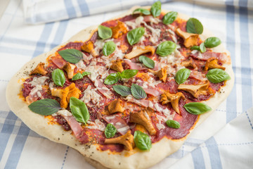 Pizza mit Pfifferlingen