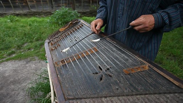 musician plays the old Ukrainian dulcimer
