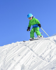 Nachwuchsskifahrer am Steilhang