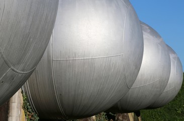 many pressure vessels for the storage of flammable natural gas i