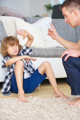 Vater und Junge streiten und machen Gesten