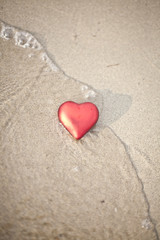 fotografia di un cuore in riva al mare