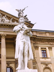 Obraz premium Schillerdenkmal am Staatstheater Wiesbaden