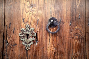 Antiker Beschlag auf alter Tür - Hintergrund Holz