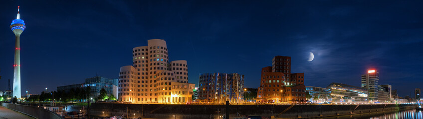 Fototapeta na wymiar Düsseldorf Medienhafen Panorama bei Nacht