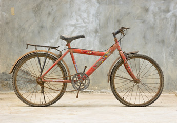 Fototapeta na wymiar old bicycle with grunge wall