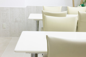  白いテーブルと椅子