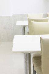  白いテーブルと椅子