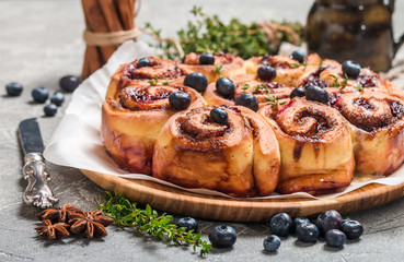 Cinnamon buns with lemon, blueberry and thyme