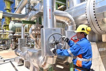 Arbeiter in einer Erdöl - Raffinerie // Workers in a petroleum - refining