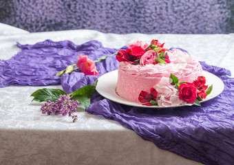 Obraz na płótnie Canvas Pink cake with natural beautiful flowers