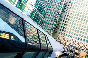 Obraz premium Adams Place Bridge between One Canada Square and Crossrail Place in Canary Wharf, London