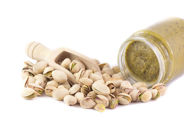 Barattolo di pesto di pistacchi e pistacchi crudi