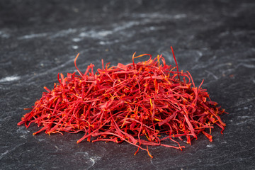 Safran auf Schiefer Hintergrund