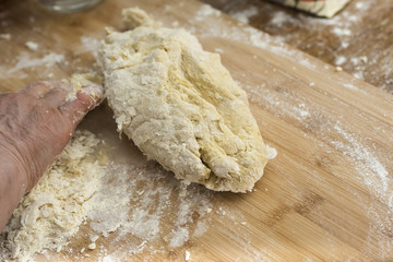 Woman who kneads the homemade pasta to prepare lasagna and tagliatelle.