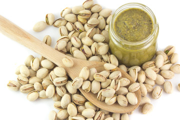 Pesto di pistacchi e una cucchiaiata di pistacchi