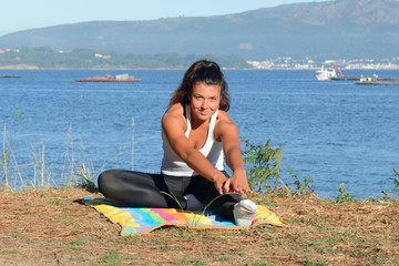 Fototapeta na wymiar young woman is engaged in fitness outdoors