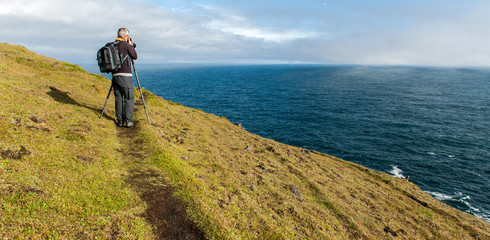 Obraz premium Photographer in Heimaey coast, South Iceland