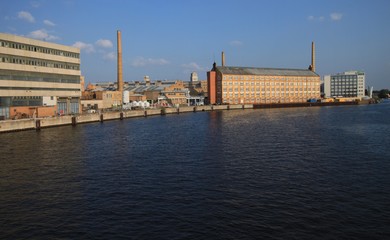 Obraz premium Uferfront in Berlin-Oberschöneweide / Blick vom Kaisersteg auf den historischen Industriestandort Oberschöneweide