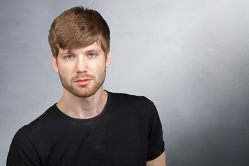 Obraz premium Casual young man looking at camera